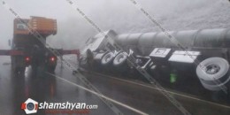 Արտակարգ դեպք՝ Սյունիքի մարզում. մառախուղի պատճառով իրանական համարանիշներով բեռնատարը կողաշրջվել է