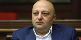 «Եկել եք, որոշել եք կալանավորեք, կալանավորեք, ձերը էտ ա՝ կալանավորելը, մարդուն ճնշելն ու վախեցնելը։ Մերը՝ պայքարելն է, թասիբն ու պատիվը»․ Արթուր Սարգսյան