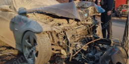 Երևանում բախվել են BMW-ն ու Chevrolet-ը, BMW-ն տապալել է երկաթե սյունը, բախվել ծառին․ կան վիրավորներ