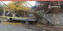 Նորք Մարաշում բեռնատար Գազելը բախվել է երկաթե էլեկտրասյանը, կոտրել այն, ապա հարվածել բնակչի պարսպին. կա վիրավոր