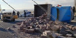 Խոշոր ավտովթար՝ Արագածոտնի մարզում. բախվել են «06»-ն ու տուֆ քարով բարձված «ԶԻԼ»-ը, վերջինս կողաշրջվել է, կա վիրավոր