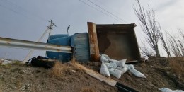 Քանաքեռավան գյուղի մոտ բեռնատար է շրջվել. վարորդը հոսպիտալացվել է