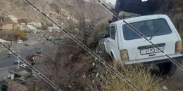«Բելաջիո» ռեստորանի մոտ «Նիվա»-ն դուրս է եկել երթևեկելի գոտուց և կախվել դեպի ձորակը
