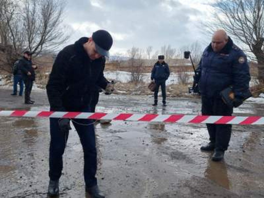 Արթիկցի հայր և որդուց ավազակությամբ 37 մլն դրամի զարդեր հափշտակելու գործով 2 անձ կալանավորվել է, 2-ին էլ որոնում են