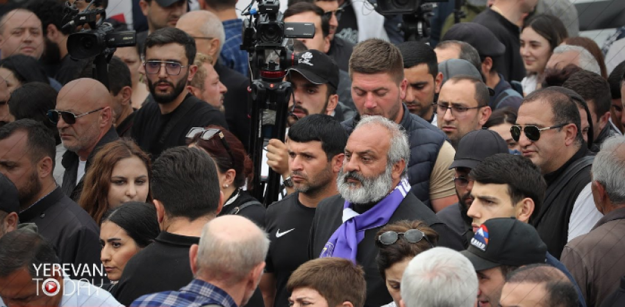 Բագրատ Սրբազանն աջակիցների հետ հանդիպման է գնում «շատ կարեւոր մարդու հետ»