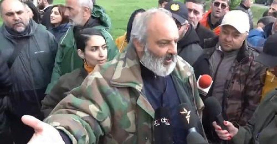 Դուք արժեք չունեք, ինչքան ուզում ես, ֆեյսբուքում գրի, քո կողքիններն էլ դրան չեն հետևում. Սրբազան