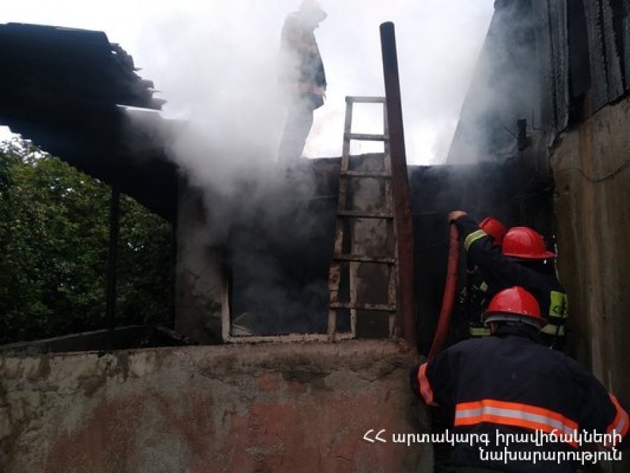 Աքորի գյուղում մեկհարկանի տանը հրդեհ է բռնկվել