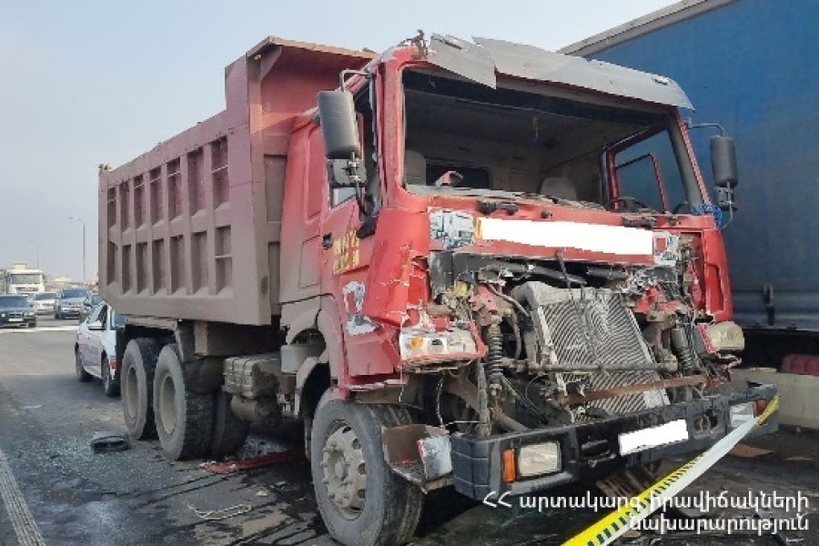 Արտաշատի խճուղում բախվել են բեռնատարներ. վարորդներից մեկն արգելափակվել է ներսում