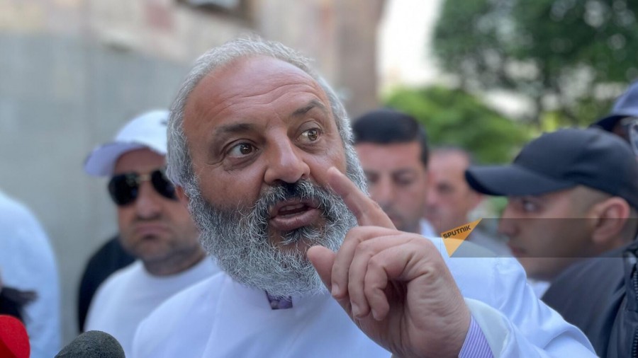 Թույլ տվեք չծիծաղել. այս մարդիկ երես առ երես հանդիպելու դժվարություն ունեն. Բագրատ սրբազան