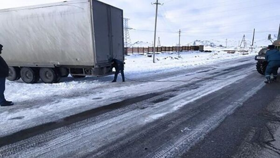 Փրկարարներն արգելափակումից դուրս են բերել 10 իրանական և 3 հայկական բեռնատար