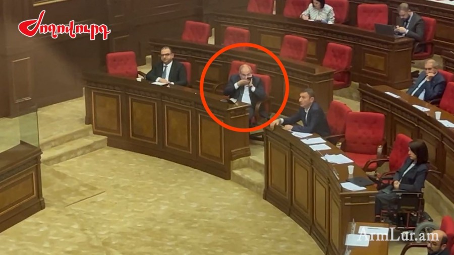 Նիկոլ Փաշինյանն ԱԺ նիստի ամբողջ ընթացքում ձայնային հաղորդագրություն է ուղարկում կոնկրետ անձանց