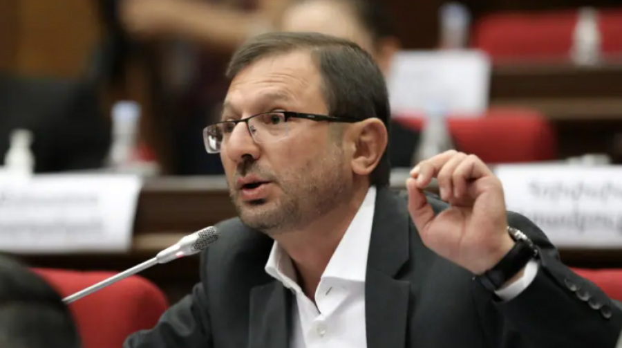 Ինչում, որ մեղադրում են Արշակ Կարապետյանին, դրանից հետո նրան նշանակել են ավելի բարձր՝ ՊՆ պաշտոնի. Գեղամ Մանուկյան