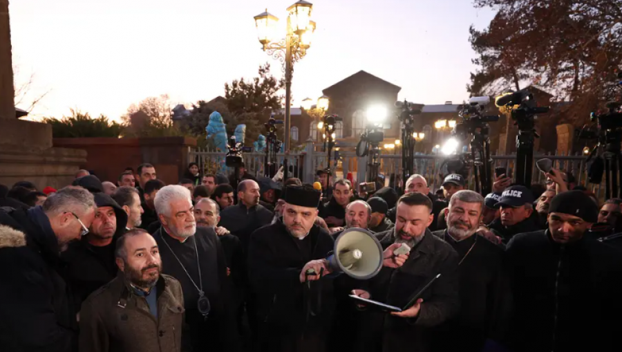 Տիրադավ եպիսկոպոսների &laquo;տանն ընկած կռիվը&raquo; գնալով լրջանում. &laquo;Իրավունք&raquo;