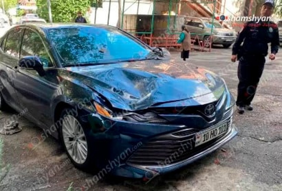 Երևանի կենտրոնում 6 հարկանի շենքի տանիքի վրա աշխատող երիտասարդը ընկել է մեքենայի վրա. նա հիվանդանոցում մահացել է