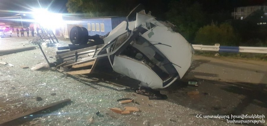 Նոյեմբերյան-Իջևան ճանապարհին «ԳԱԶԵԼ»-ը շրջվել է, վարորդն արգելափակվել է ներսում. Կա վիրավոր