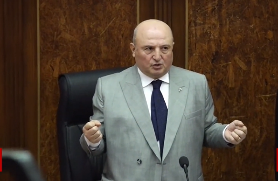 Գյումրու ավագանու նիստը մեկնարկեց աղոթքով