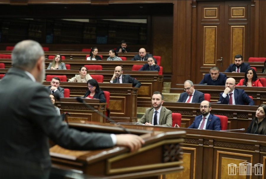 ՔՊ-ականները հուսահատ դեմքերով, հեռախոսներով հետևում էին Գյումրու ավագանու առաջին նիստին․ &laquo;Հրապարակ&raquo;