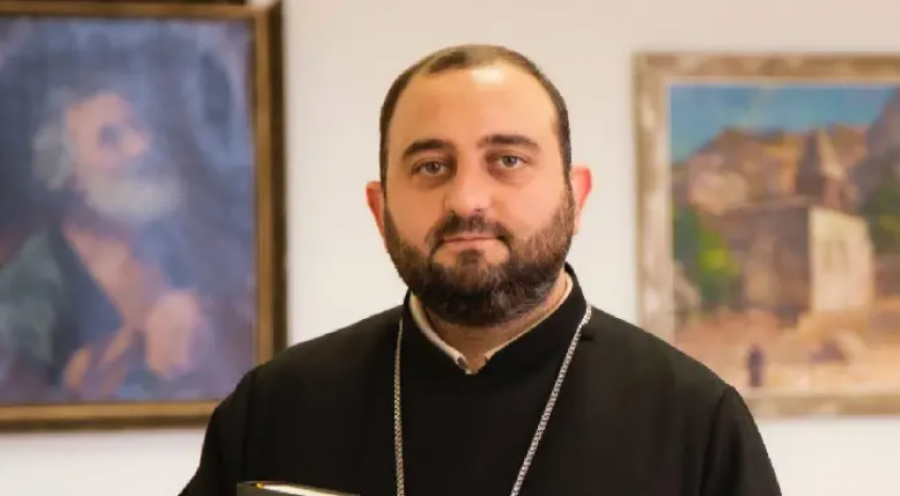 Փաշինյանի ասուլիսը կեղծիքով, զավեշտով, մանիպուլյացիայով ու գռեհկաբանությամբ լեցուն խոսույթ է. քահանա Բարսեղյան