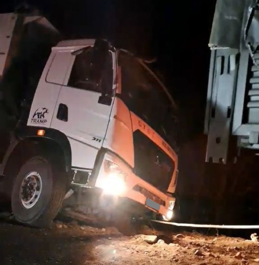 Փրկարարները քարշակման միջոցով ձորակից դուրս են բերել բեռնատարը