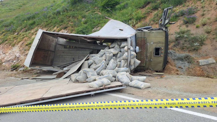 Քաջարան-Մեղրի ավտոճանապարհին «KamAZ»-ը կողաշրջվել է, վարորդը մահացել է. լուսանկարներ