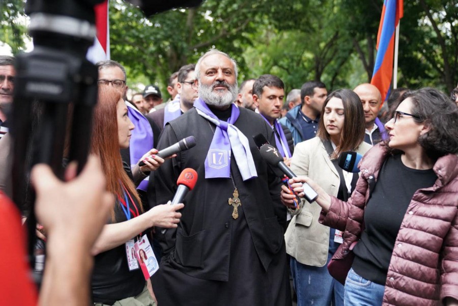 ՈՒՂԻՂ. Բագրատ Սրբազանը քաղաքացիների հետ փողոցներ է փակում
