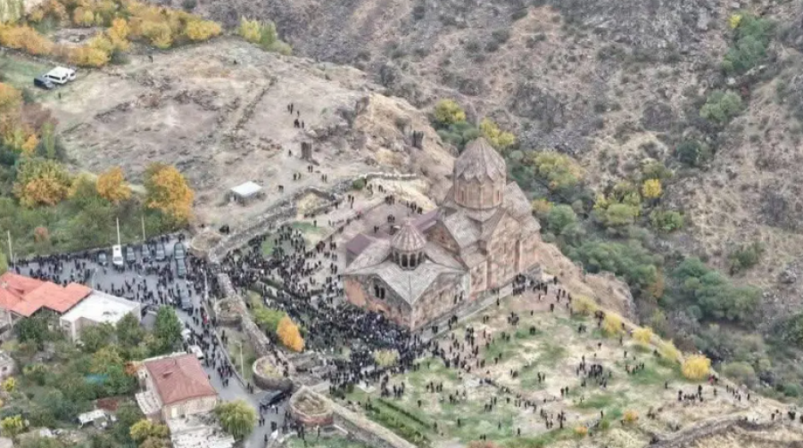 Փաշինյանը կփորձի իր շուրջ հավաքել հոգևորականների, որոնց հետ կքայլի դեպի Մայր Աթոռ․ «Ժողովուրդ»