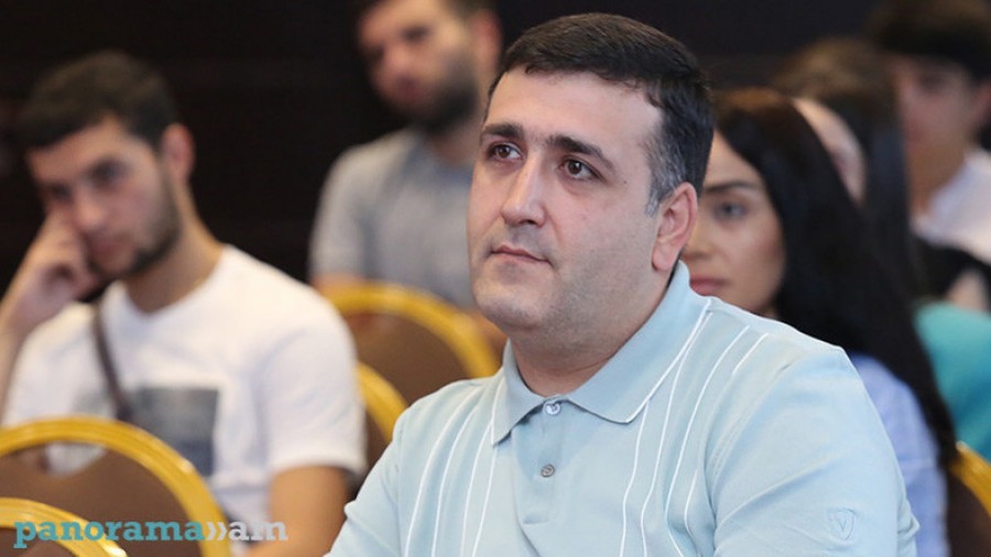 Նարեկ Մանթաշյանի նկատմամբ նոր մեղադրանք է առաջադրվել՝ նա, իբր, ցանկացել է շշով հարվածել վկա հանիդսացող ոստիկանին և հնչեցրել է հայհոյանք վերջինիս հասցեին