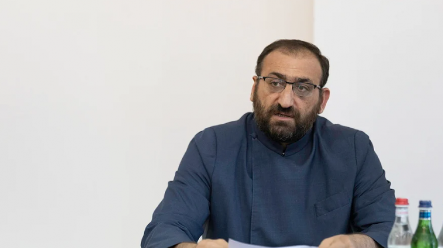 Արշակ սրբազանի կալանքի երկարացման միջնորդությունը կքննի դատավոր Ֆարխոյանը. փաստաբան