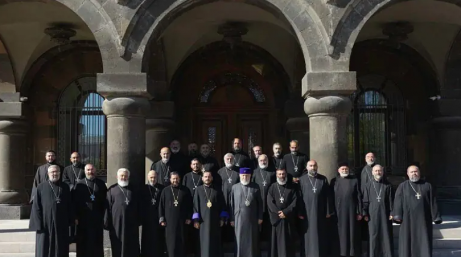 Վեհափառը մտահոգությամբ անդրադարձավ Շիրակի թեմի առաջնորդի անարդար դատավճռին. Մայր Աթոռ