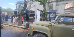 Ինչպես են Սայաթ-Նովա փողոցում կտրում հաստաբուն ծառերը. տեսանյութ