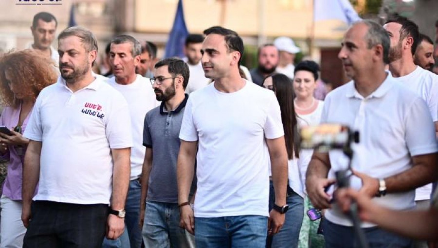 Թալինից մարդկանց բերել են Երևան, հրահանգել բուկլետներ բաժանել, ապա մասնակցել ՔՊ քայլերթին. ArmLur.am