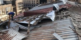 Ուժեղ քամու հետևանքով Երևանում շենքի տանիքի երկաթյա ծածկը թուլացել և կախվել է