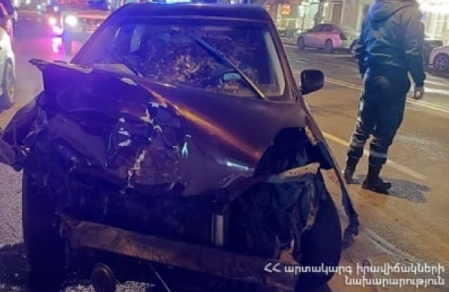 Նալբանդյան-Սայաթ-Նովա խաչմերուկում Toyota Prius-ը բախվել է կայանած 5 մեքեանաների. Վարորդը հոսպիտալացվել է