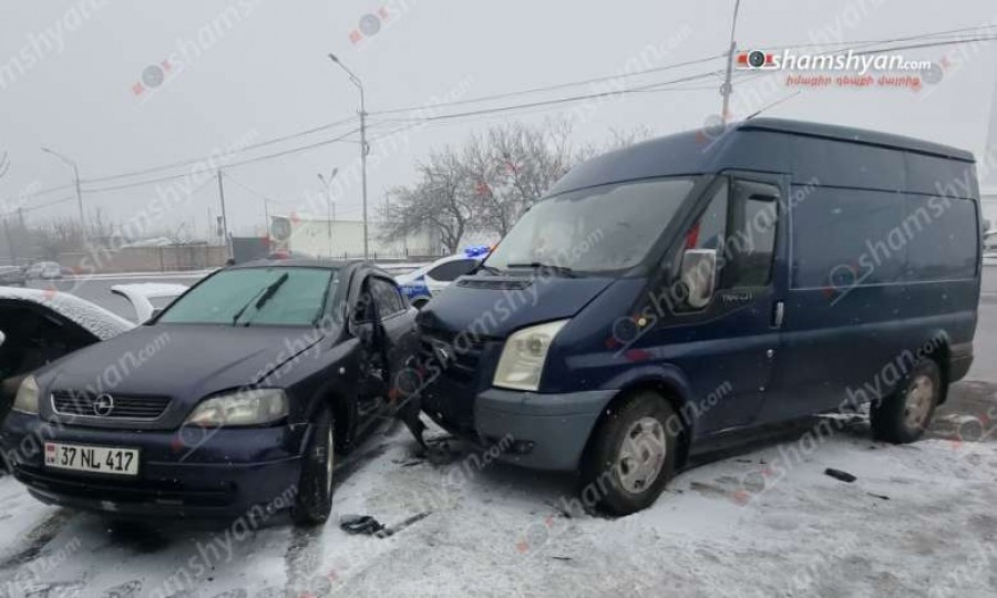 Ավտովթար Երևանում. բախվել են Ford Transit-ն ու Opel-ը, կա վիրավոր